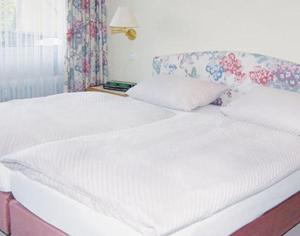 1 cama blanca grande en una habitación con ventana en Ferienwohnung Haus Schiller, en Königsfeld im Schwarzwald