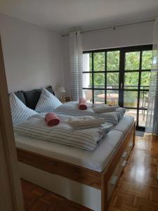 1 cama grande con toallas en un dormitorio en Pension Petersen, en Bergen auf Rügen