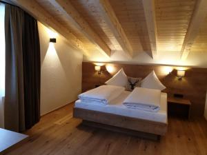 Giường trong phòng chung tại Landhaus Moosbrugger
