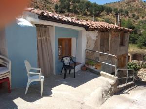 a small house with a chair and a table at Casa Flor de lis in Herce
