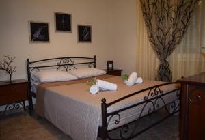 ein Schlafzimmer mit 2 Betten und Handtüchern darauf in der Unterkunft Garden's Villa in Leptokaryá