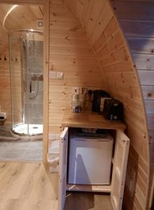 baño pequeño con ducha y lavamanos en Bwlcheinion Sea View Glamping en Machynlleth