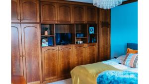 sypialnia z drewnianymi szafkami i łóżkiem w obiekcie Apartment Veldener Bucht by Seebnb w mieście Velden am Wörthersee