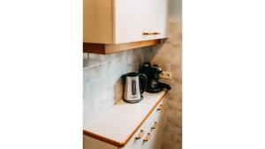 un bancone della cucina con macchinetta del caffè. di Apartment Veldener Bucht by Seebnb a Velden am Wörthersee