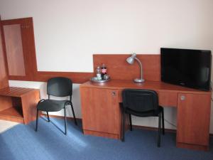 TV a/nebo společenská místnost v ubytování Hotel Julianów