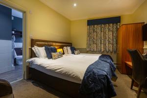 
A bed or beds in a room at The White Hart Hotel, Boston, Lincolnshire
