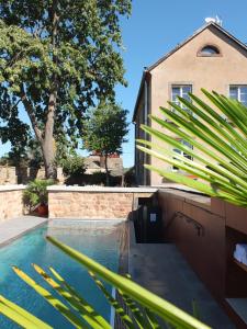 une maison avec une piscine à côté d'une maison dans l'établissement La Bonneterie, à Andlau