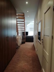 un corridoio con un letto e una scala in una stanza di APARTAMENT W CENTRUM OLESNA a Olesno