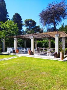 een paviljoen met tafels en stoelen in een park bij Tenuta Belvedere in Otranto