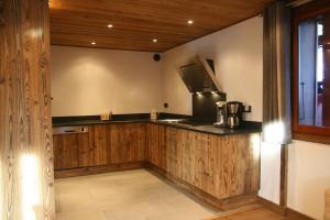 cocina con paneles de madera y encimera en Dormeur - Chalet - BO Immobilier, en Châtel