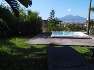 uma piscina num deque com vista para a cidade em Villa Bianca em Castellammare di Stabia
