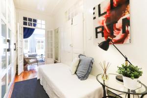 um quarto com uma cama e uma mesa de vidro em Belem Prestige by Homing em Lisboa