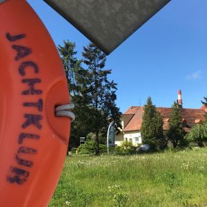 un frisbee dans un champ avec une maison en arrière-plan dans l'établissement Noclegi Jachtklub Elbląg, à Elbląg