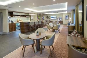 Majoituspaikan Crowne Plaza Plymouth, an IHG Hotel baari tai lounge-tila