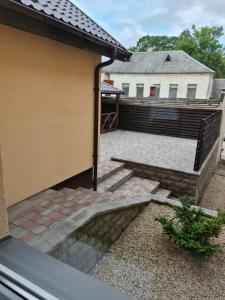 a patio with a picnic table next to a building at Laurentroom Central Park in Ukmergė
