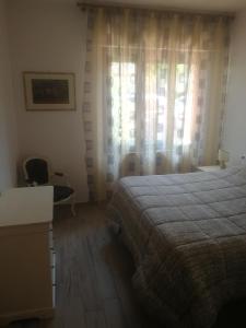 sypialnia z łóżkiem, biurkiem i zasłonami w obiekcie CASA ANTONIETTA w mieście Bivigliano