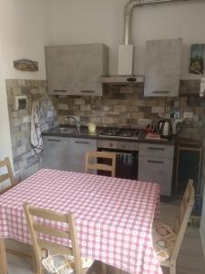 kuchnia ze stołem i szachownicą w obiekcie CASA ANTONIETTA w mieście Bivigliano