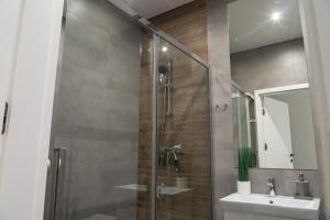 łazienka z prysznicem i umywalką w obiekcie Apartamenty Dworcowa 45 w mieście Gliwice