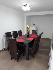 een eetkamer met een zwarte tafel en zwarte stoelen bij Pensiunea Florian in Tulcea