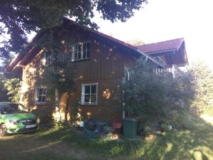 ein Haus mit einem davor geparkt in der Unterkunft das Vogelnest in Maierhöfen