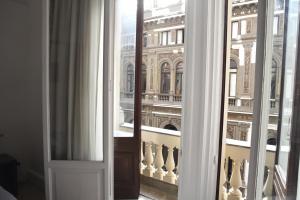 otwarte okno z widokiem na budynek w obiekcie Maison Toledo 210 w mieście Napoli