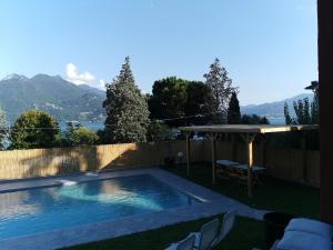 einen Pool mit Bergblick in der Unterkunft Akuaduulza B&B Como Lake in San Siro