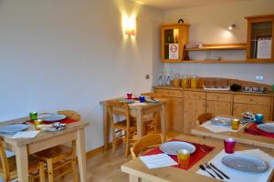 a kitchen with wooden tables and chairs with plates on them at Agritur Fiore in Fondo