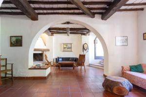 a living room with an archway in a house at Casa MariaLuisa in San Lorenzo Nuovo