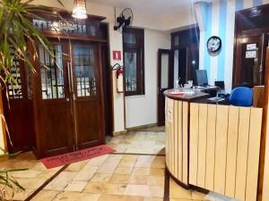 um quarto com um bar com um balcão e uma porta em Pousada Fortal Villa Praia em Fortaleza