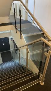ベルファストにあるWelly Self-Cateringの金属製の手すり付きの建物内の空の階段