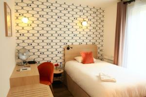 Cama ou camas em um quarto em Logis Hôtels- Hôtel Marguerite d'Anjou Angers château
