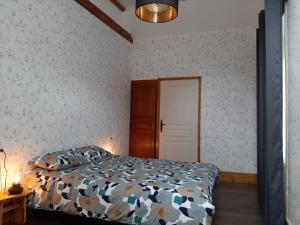 Châteauneuf-les-Bains的住宿－Villa Guillaumette，一间卧室设有一张床和白色的墙壁