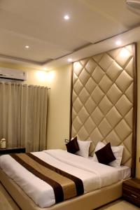 A bed or beds in a room at Hotel Ganga Heights