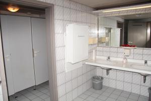Koupelna v ubytování Hotel am Schloss Neuenstein + 37 fotografií