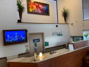 una sala de espera con cajero automático y TV en la pared en Americas Best Value Inn Lynnwood, en Lynnwood