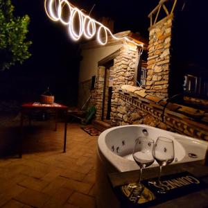 eine Badewanne vor einem Steinhaus in der Nacht in der Unterkunft La casa del tartufo in Torri in Sabina