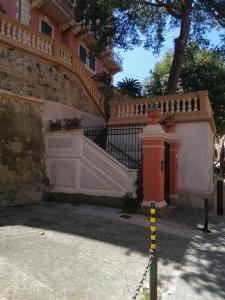 a house with a fence and a gate with a chain at La casa del girasole in Sestri Levante