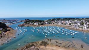 eine Luftansicht eines Hafens mit Booten im Wasser in der Unterkunft L'Albatros in Perros-Guirec