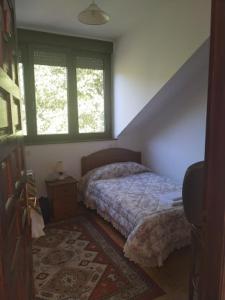 سرير أو أسرّة في غرفة في Hotel Rural La Lastra