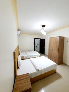 En eller flere senger på et rom på Al Quba Al Thahbia Hotel Suites 2