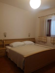 博紮瓦的住宿－Apartments Jerić，一间卧室配有一张光线充足的床