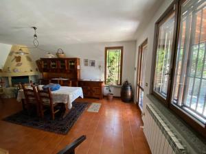 Cigognola的住宿－B&B Monteguzzo，一间带桌子和一些窗户的用餐室
