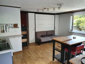 Eldhús eða eldhúskrókur á Le Petit Beurre de cacahuète et Le Poivre et Sel