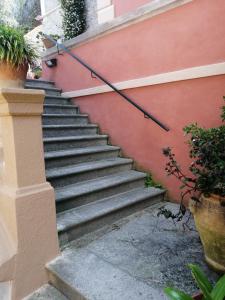 a set of stairs next to a wall with plants at La casa del girasole in Sestri Levante