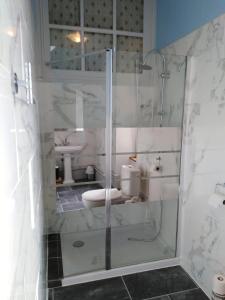 y baño con ducha, aseo y lavamanos. en Chateau de Linard, en Linard