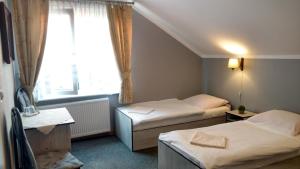 pokój hotelowy z 2 łóżkami i oknem w obiekcie Zajazd Marco Torzym w mieście Torzym