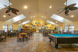 een pooltafel in een kamer met tafels en stoelen bij Holiday Inn Club Vacations Hill Country Resort at Canyon Lake in Canyon Lake