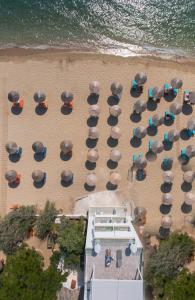 una vista aérea de una playa con sillas y sombrillas en Mr & Mrs K Bianco en Potos