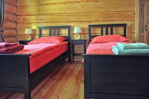 Łóżko lub łóżka w pokoju w obiekcie Dom pod sosnami