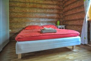 Łóżko lub łóżka w pokoju w obiekcie Dom pod sosnami